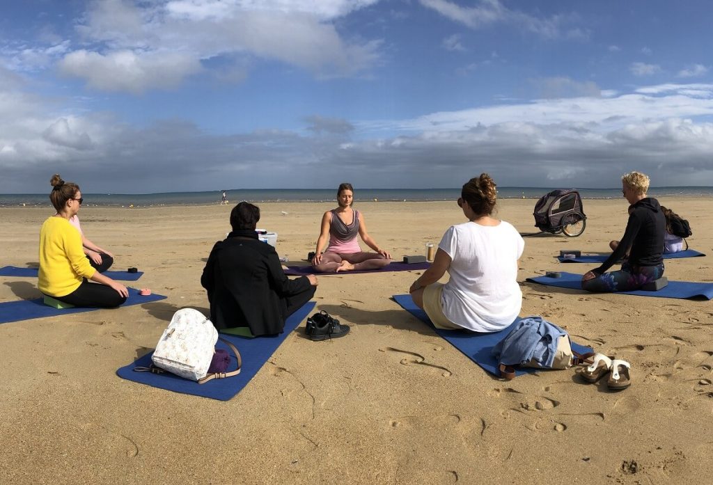 yoga vinyasa bien etre detente sur la plage alexandra volpe credit pierre lequesne 811