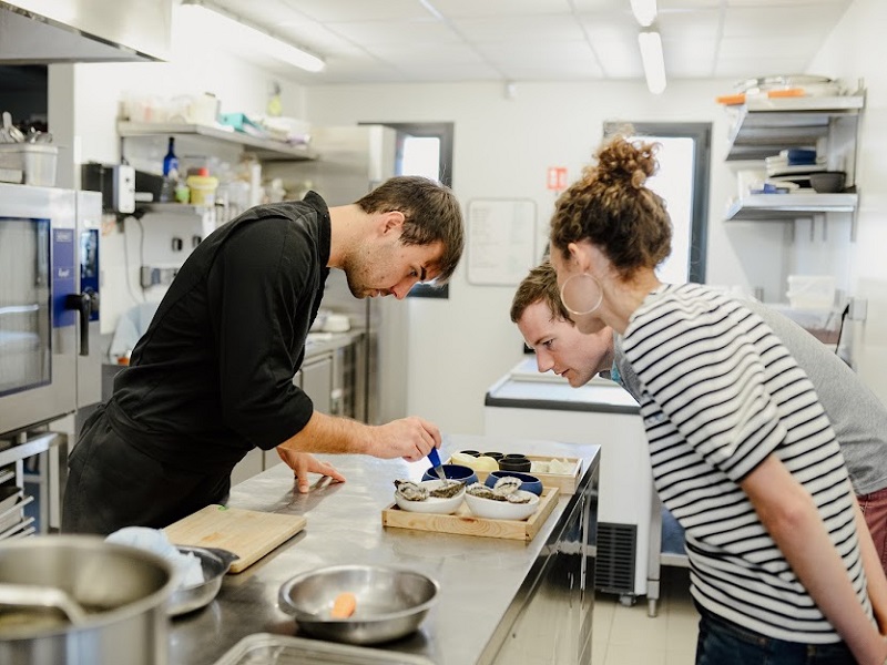 experience normande sublimer l huitre avec un chef a courseulles sur mer marie anais thierry