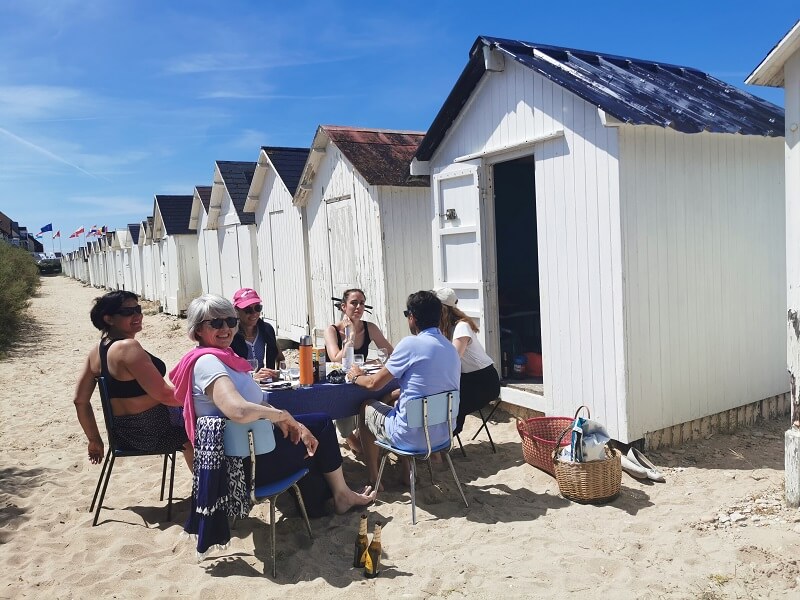 reunion d amis a la cabine de plage credit nathalie papouin 1