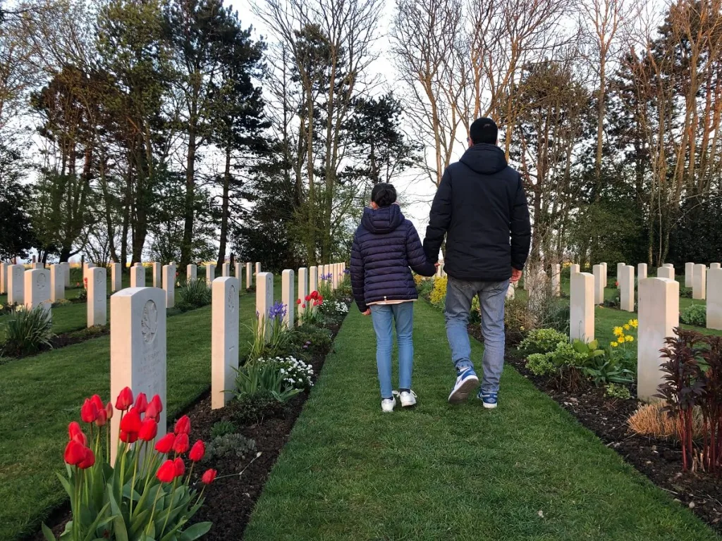 cimetiere militaire canadien reviers enfant parent fleurs credit mathilde lelandais 22