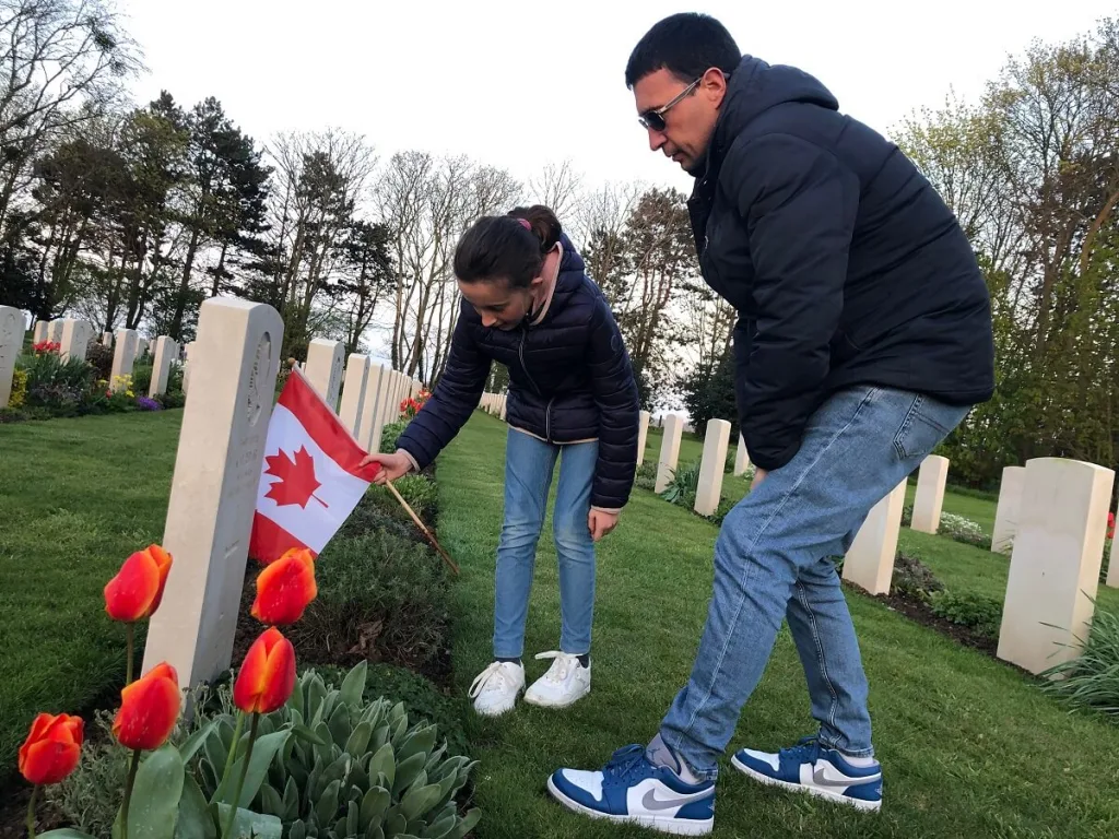 cimetiere militaire canadien reviers enfant parent fleurs credit mathilde lelandais 9