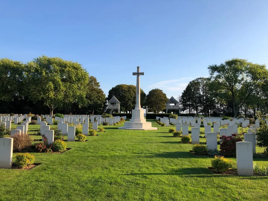 croix et lumiere d automne sur les tombes du cimetiere militaire canadien reviers beny credit mathilde lelandais