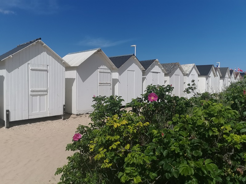 les cabines de plage blanches de la cote de nacre bernieres sur mer credit nathalie papouin 2