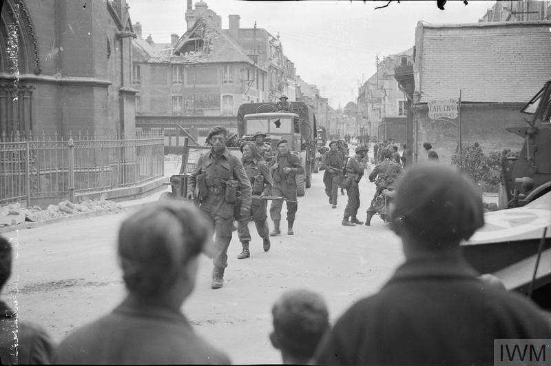 men of 46 rm commando 4th special service brigade entering the village of douvres la delivrande 8 june 1944lt handford iwmb5266