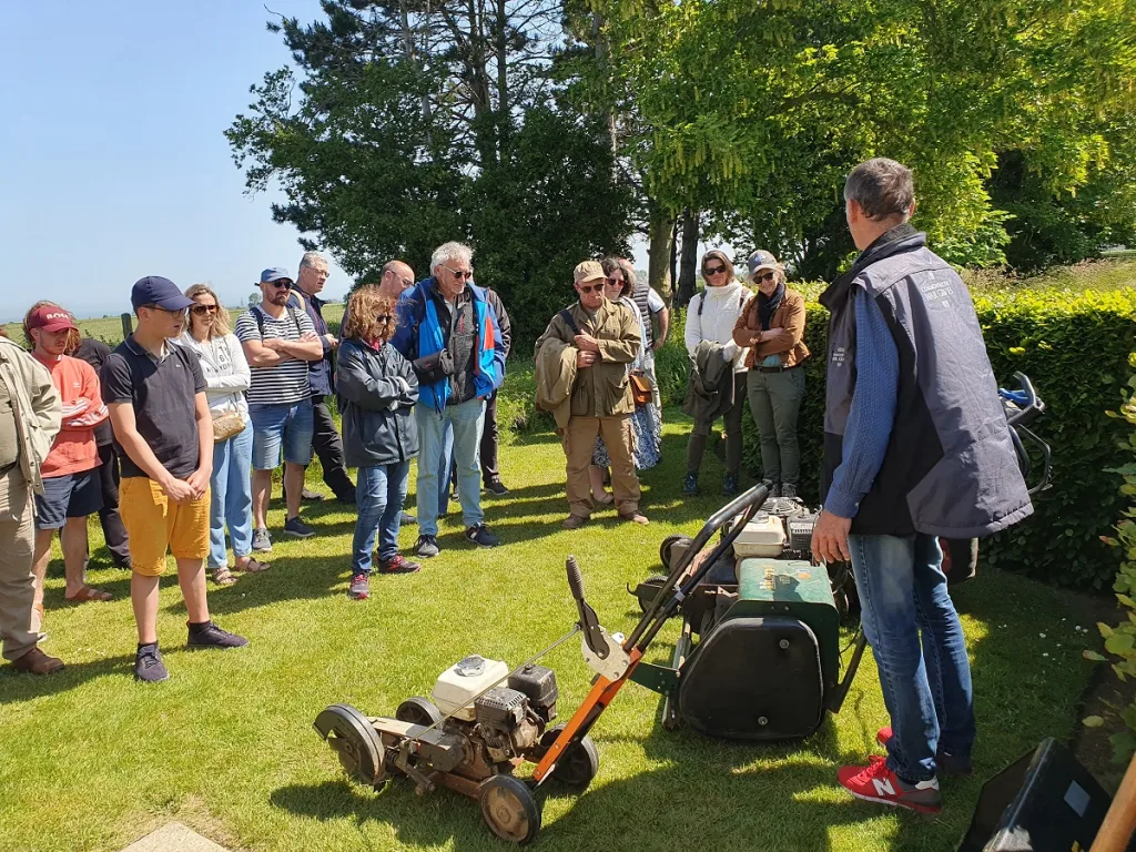 visite du cimetiere militaire canadien avec corine vervaeke et samuel levasseur jardinier juin 2023 credit cwgc 16