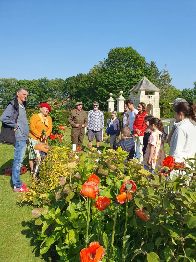 visite du cimetiere militaire canadien avec corine vervaeke et samuel levasseur jardinier juin 2023 credit cwgc 20 1