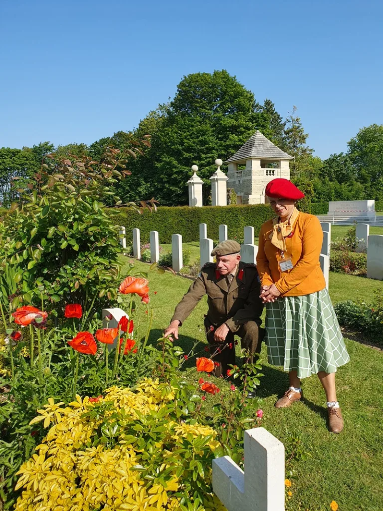 visite du cimetiere militaire canadien avec corine vervaeke et samuel levasseur jardinier juin 2023 credit cwgc 23