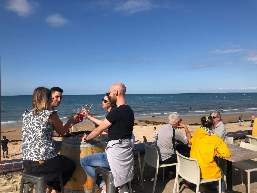 boire un verre en terrasse entre amis saint aubin sur mer credit mathilde lelandais 11