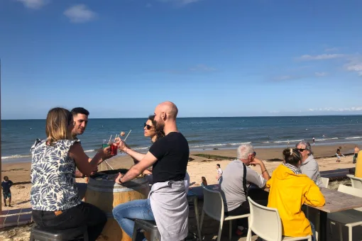 boire un verre en terrasse entre amis saint aubin sur mer credit mathilde lelandais 11