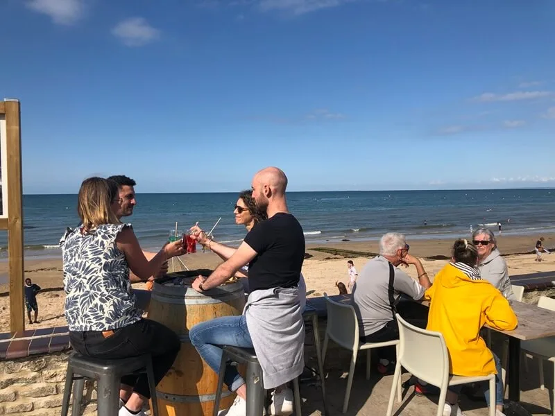 boire un verre en terrasse entre amis saint aubin sur mer credit mathilde lelandais 10
