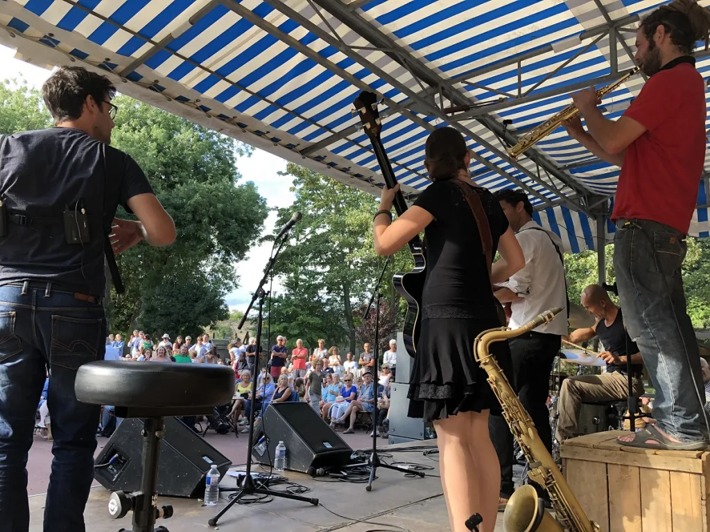 musique apero concert Luc-sur-Mer credit mathilde lelandais 