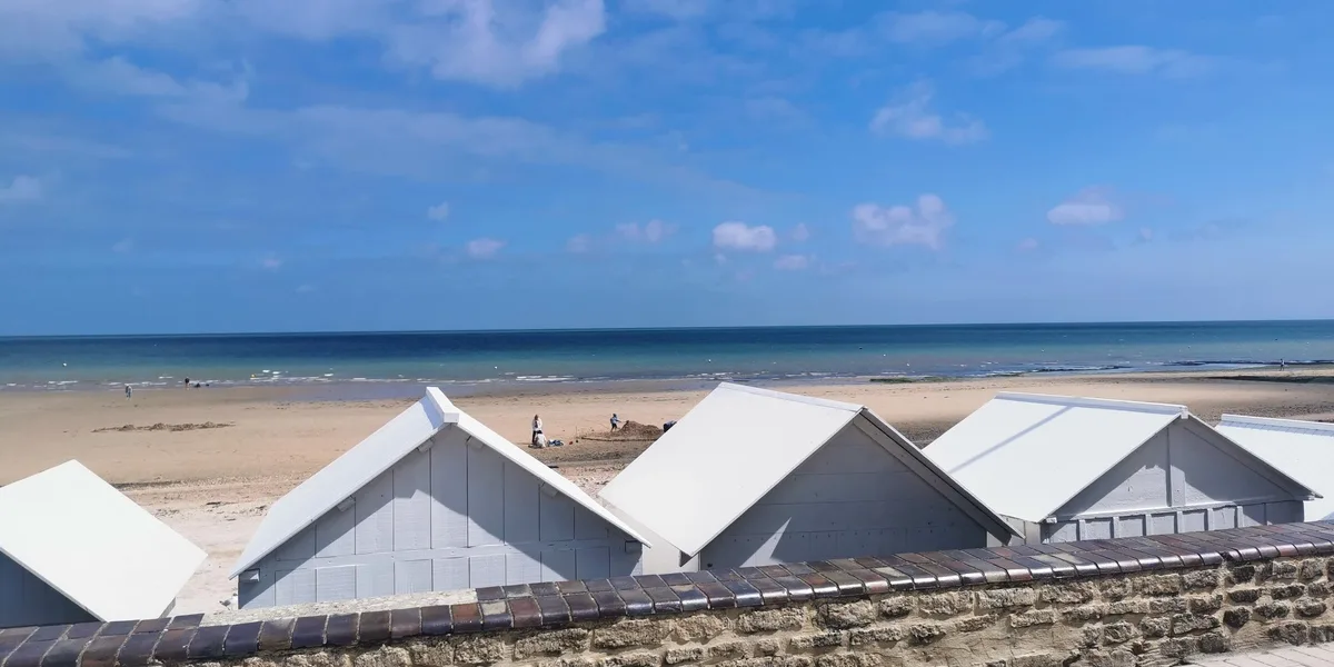 les cabines de plage blanches de saint aubin sur mer credit nathalie papouin 2