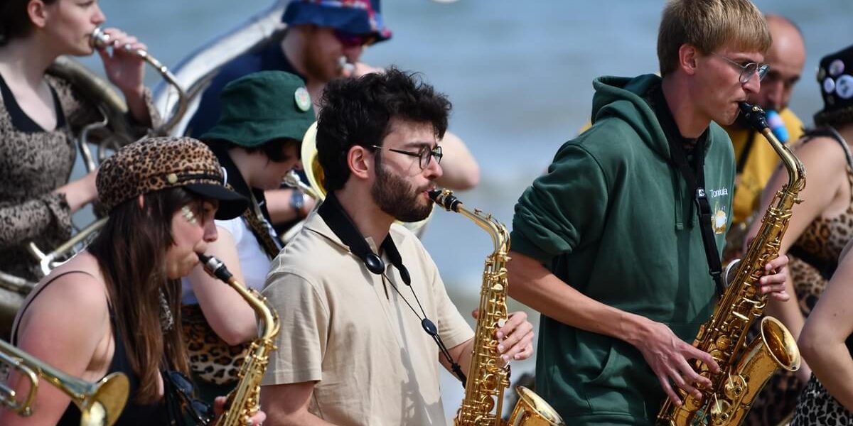 fanfare concert face à la plage. photo C2NT