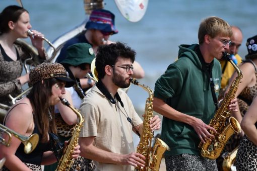 fanfare concert face à la plage. photo C2NT