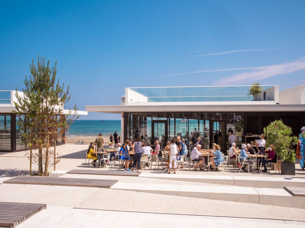place du petit Enfer, Luc-sur-Mer en Normandie, crédit Agence Smack