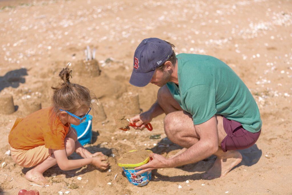 jeux de plage château de sable parent enfant normandie