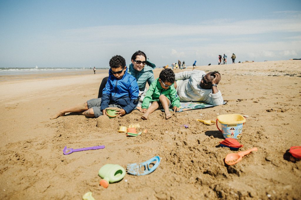 Jeux dans le sable en famille sur la plage