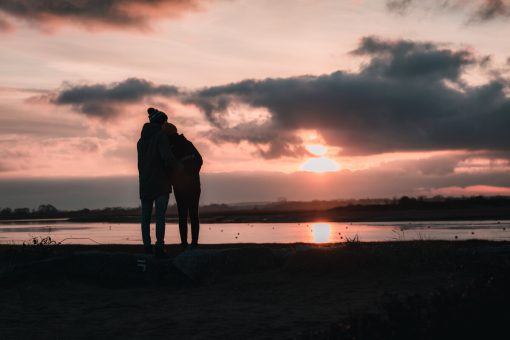 coucher de soleil normandie couple crédit Lezbroz