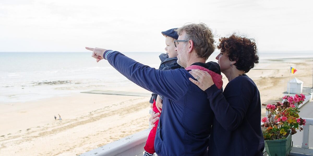 couple avec enfant saint aubin sur mer normandie côte de nacre credit Didier Bordas