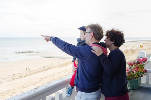 couple avec enfant saint aubin sur mer normandie côte de nacre credit Didier Bordas