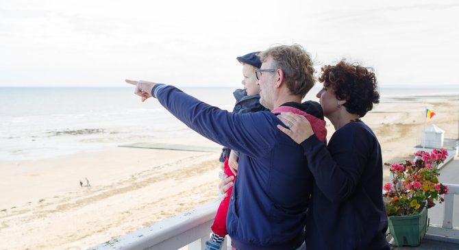 couple avec enfant saint aubin sur mer normandie côte de nacre credit Didier Bordas