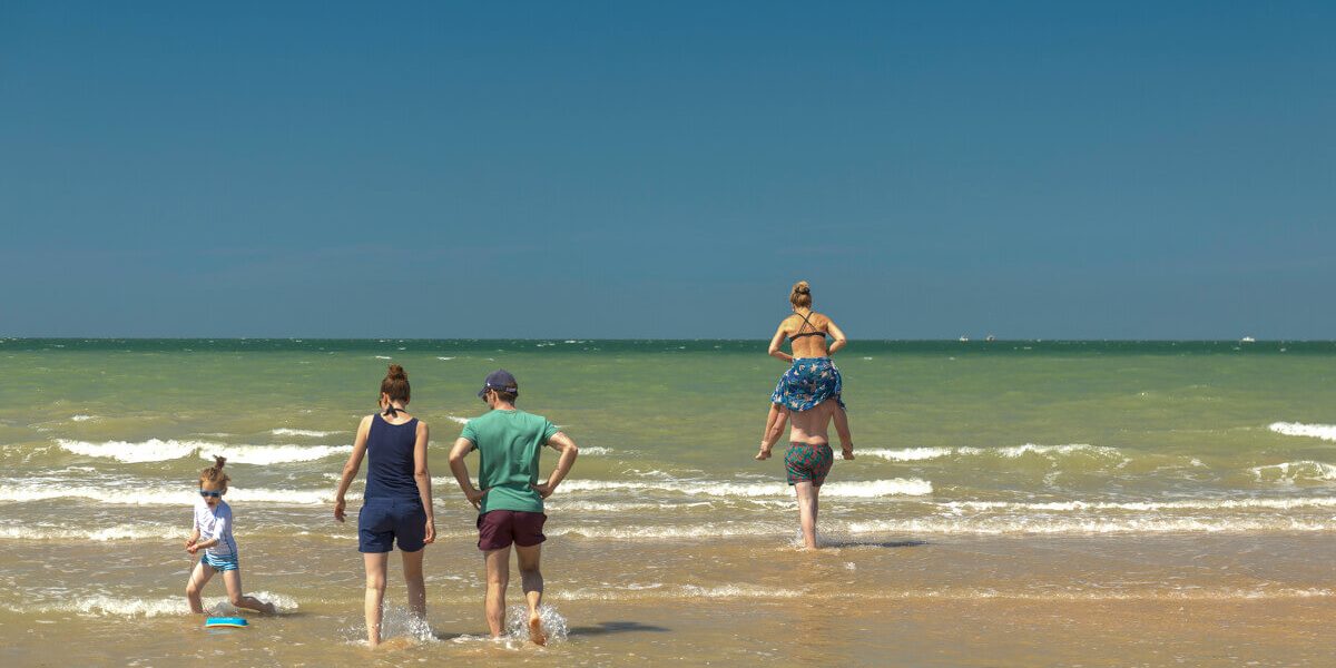 jeux de plage en famille, sur la Côte de nacre, photo : Vincent Rustuel