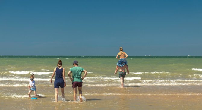 jeux de plage en famille, sur la Côte de nacre, photo : Vincent Rustuel