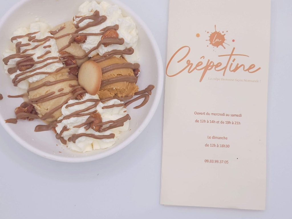 crepe sucrée normande avec glace et chantilly