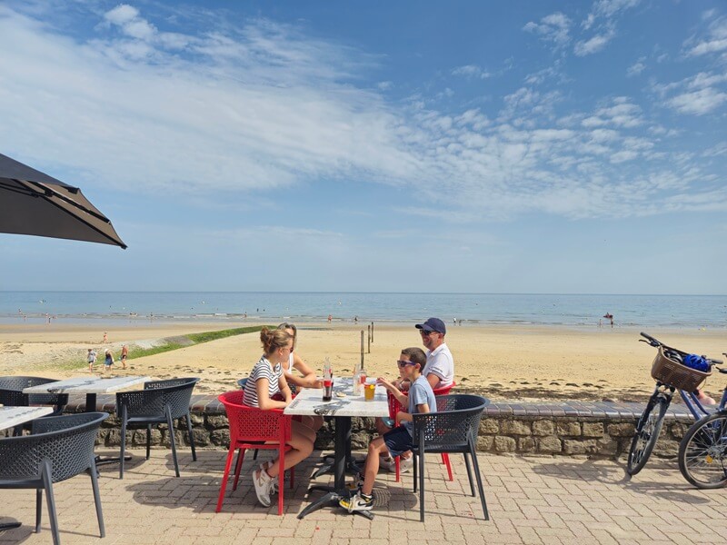 restaurant en bord de mer en famille, Saint-Aubin-sur-Mer, photo Marie Petit